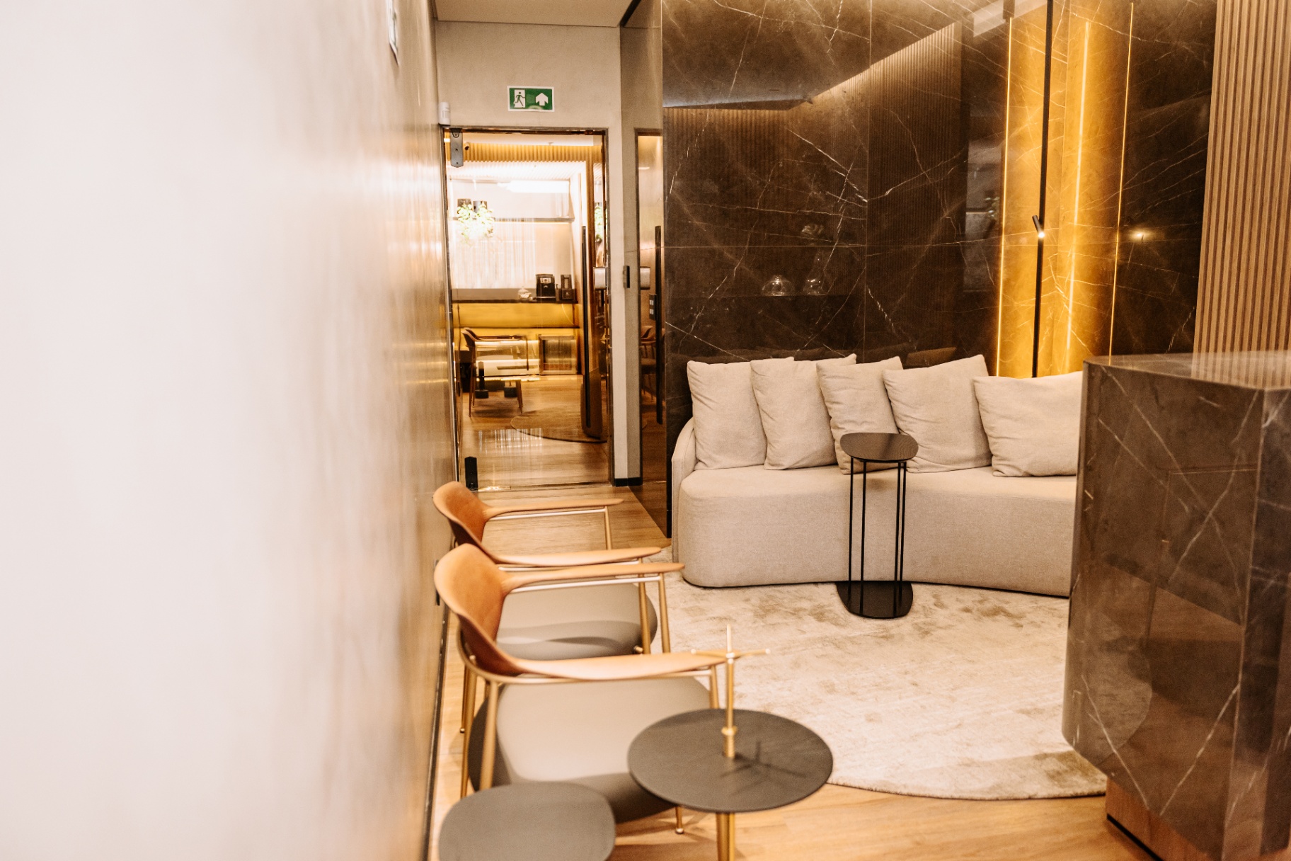 Sala de espera com sofá e poltronas